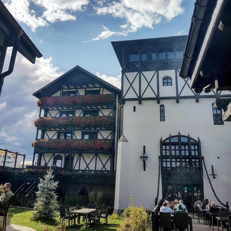 Hotel PODU CU LANȚURI