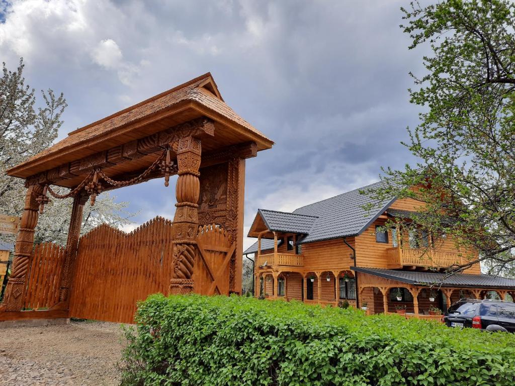 CASA MARAMUREŞEANĂ LARISA