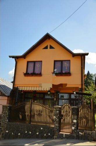 CASA CĂLDURĂ RODICA