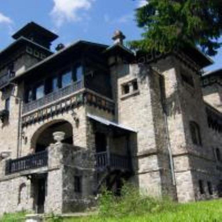 CASA CU FARFURII